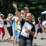 Uczestnicy poruszają się w tanecznym "wężu" do utworu Ryszarda Rynkowskiego "Zwierzenia Ryśka (czyli Jedzie Pociąg)"