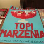 Plakat profilaktyczny wykonany przez KSN DS Warsztat Terapii Zajęciowej w Żelechowie z napisem "Alkohol topi marzenia"