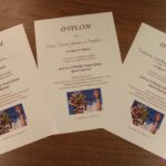 Dyplomy za zajęcie I, II i III miejsca w konkursie na wykonanie plakatu o tematyce profilaktyki uzależnień podczas X Pikniku Integracyjnego "Razem Raźniej" organizowanego przez Wójta Gminy Krzywda, Gminną Komisję Rozwiązywania Problemów Alkoholowych w Krzywdzie oraz Środowiskowy Dom Samopomocy w Anielinie, Kożuchówka, dnia 19 lipca 2023 r.