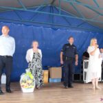 Ogłoszenie wyników konkursu, na scenie od lewej stoją: Pan Krzysztof Warda – Wójt Gminy Krzywda; Pani Zofia Mateńko – Przewodnicząca Gminnej Komisji Rozwiązywania Problemów Alkoholowych w Krzywdzie; Pan Andrzej Orzeł – Zastępca Komendanta Komisariatu Policji w Adamowie, Pani Anna Grabowska – Kierownik Środowiskowego Domu Samopomocy w Anielinie