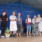 Pamiątkowe zdjęcie Delegacji Powiatowego Środowiskowego Domu Samopomocy w Górze Puławskiej tuż po odbiorze nagrody za zajęcie III miejsca