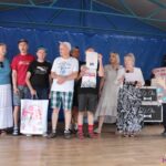 Pamiątkowe zdjęcie Delegacji Domu Pomocy Społecznej w Ryżkach tuż po odbiorze nagrody za zajęcie II miejsca