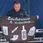 Pan Andrzej Orzeł – Zastępca Komendanta Komisariatu Policji w Adamowie prezentuje plakat Dziennego Środowiskowego Domu Samopomocy w Radzyniu Podlaskim - I miejsce