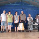 Pamiątkowe zdjęcie Delegacji Dziennego Środowiskowego Domu Samopomocy w Radzyniu Podlaskim tuż po odbiorze nagrody za zajęcie I miejsca