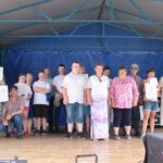 Pamiątkowe zdjęcie pozostałych uczestników konkursu na wykonanie plakatu o tematyce profilaktyki uzależnień podczas X Pikniku Integracyjnego "Razem Raźniej"