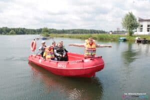 Uczestnicy "Integracji pod żaglami" płyną na motorówce