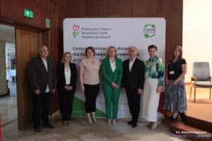 Stoją od lewej: Pan Ryszard Dados - Z-ca Dyrektora Oddziału Lubelskiego PFRON; Pani Małgorzata Żywicka - Ekspert ds. postępowań skargowych Oddział Lubelski PFRON, Pani Iwona Osmałek - Samodzielny Specjalista ds. projektów UE DPR WPW PFRON Warszawa, Pani Małgorzata Paprota - Dyrektor Oddziału Lubelskiego PFRON, Pan Grzegorz Karwat - menedżer w Polskiej Fundacji Przedsiębiorczości, Pani Beata Krzywicka-Nowosad - Specjalista ds. współpracy z administracją publiczną, Pani Barbara Sadowska-Burlita - Samodzielny Specjalista ds. CIDON Oddziału Lubelskiego PFRON