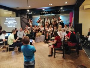 Grupa osób podczas wspólnego kolędowania