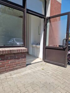 Szerokie drzwi prowadzące do przestrzeni młodzieżowej Fajne Miejsce