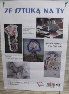 Zdjęcie plakatu Ze sztuką na TY. Plakat zawiera 5 zdjęć prac i informacje: Prace podopiecznych Lubelskiego Stowarzyszenia Ochrony Zdrowia Psychicznego powstały w okresie lipiec 2022 - czerwiec 2023. Kurator wystawy: Ewa Sadurska. Wernisaż 11 lipca 2023 , godz. 10:00. Filia nr 18 MBP w Lublinie ul. Głęboka 8A.