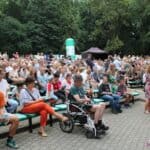 Publiczność zgromadzona na widowni Muszli Koncertowej im. Romualda Lipko w Ogrodzie Saskim w Lublinie