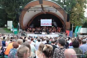Koncert „Mocni razem – służymy Ojczyźnie i Społeczeństwu” w Muszli Koncertowej im. Romualda Lipko w Ogrodzie Saskim w Lublinie, widok z widowni