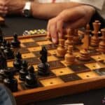 Szachownica brajlowska - w polach wywiercone są niewielkie otwory