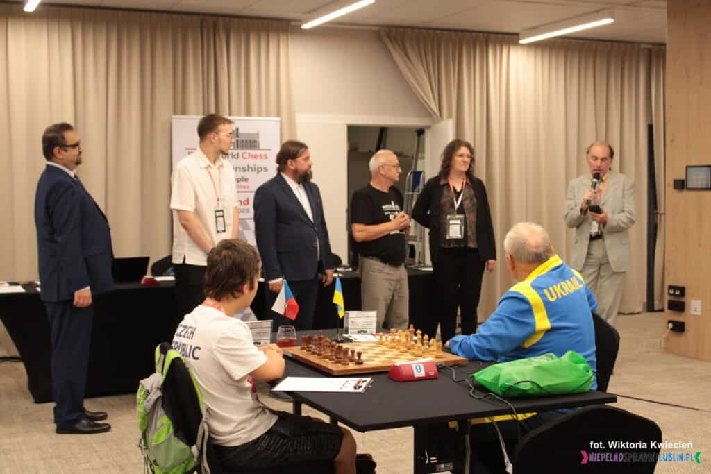 Otwarcie mistrzostw, od lewej stoją: Andreas Kontokanis (Officer FairPlay z Grecji); tłumacz językowy; Paweł Zaskalski (Wiceprezes Polskiego Związku Szachowego ds. Sportu Powszechnego); Aleksander Kubin (Tłumacz PJM; Sabrina de San Vicente )Sędzia Główna z Urugwaju; Dominique Dervieux (Członek Komisji FIDE ds. Osób z Niepełnosprawnościami)