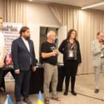 Ceremonia otwarcia, od lewej stoją: tłumacz językowy, Paweł Zaskalski(Wiceprezes Polskiego Związku Szachowego ds. Sportu Powszechnego), Aleksander Kubin (tłumacz PJM), Sabrina de San Vicente (Sędzia Główna), Dominique Dervieux (Członek Komisji FIDE ds. Osób z Niepełnosprawnościami)