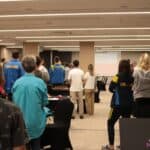 Ceremonia otwarcia - Zawodnicy stoją podczas odgrywania Mazurka Dąbrowskiego