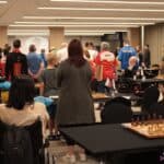 Ceremonia otwarcia - Zawodnicy stoją podczas odgrywania hymnu FIDE