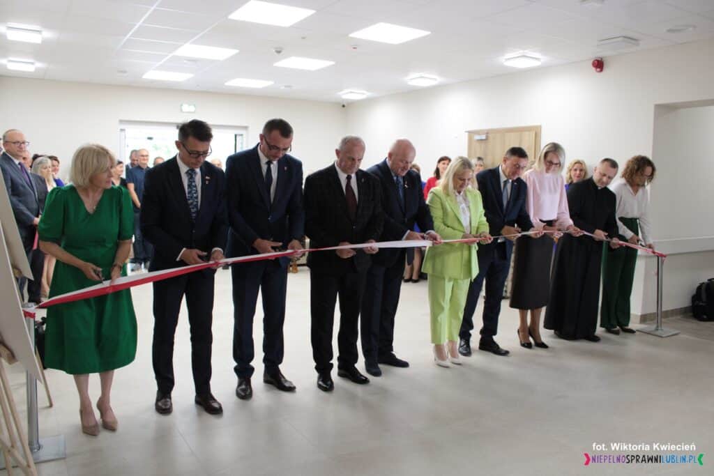Uroczyste przecięcie wstęgi podczas otwarcia ŚDS w Kraśniku