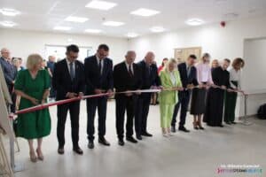 Uroczyste przecięcie wstęgi podczas otwarcia ŚDS w Kraśniku