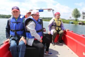 Grupa uczestników w motorówce