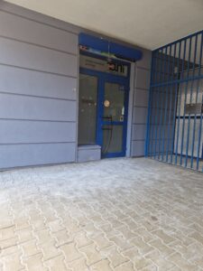 Szerokie drzwi prowadzące do przestrzeni młodzieżowej Kosmos