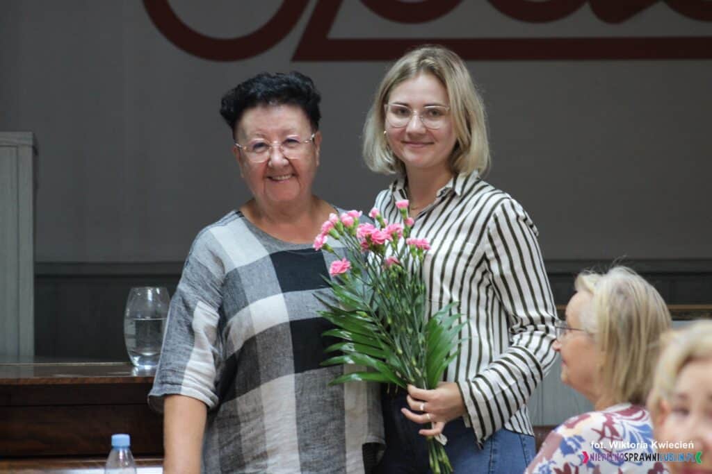 Stoją od lewej: Elżbieta Sagan oraz Wioleta Pawlukiewicz