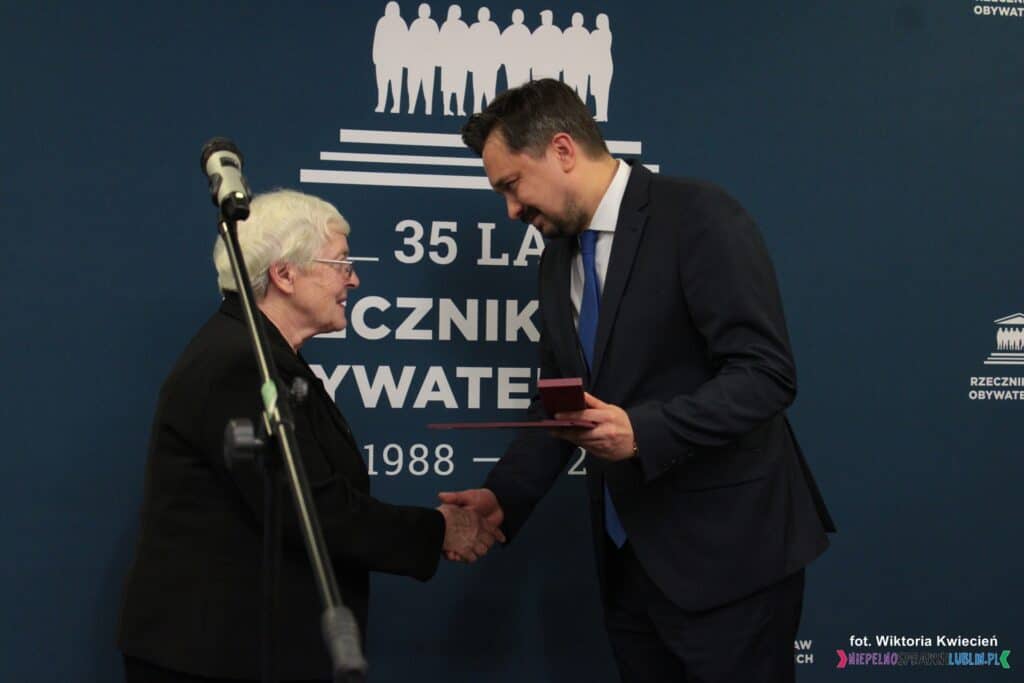 Pośmiertne przyznanie śp. Janowi Arczewskiemu Odznaki Honorowej „Za Zasługi dla Ochrony Praw Człowieka”; od lewej: Pani Zofia Szczerbicka (siostra Laureata) oraz Pan dr hab. Marcin Wiącek, prof. UW Rzecznik Praw Obywatelskich