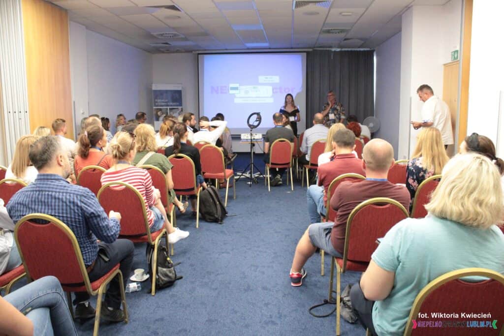 Ogólnopolskie Spotkanie Rodziców Dzieci z Wadami Rąk - sala konferencyjna w Hotelu Campanile; widok z widowni