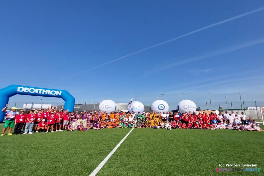 Pamiątkowe zdjęcie wszystkich drużyn wykonane na zakończenie turnieju