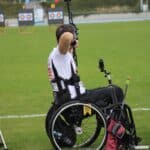 Zawodnik na wózku strzelający z łuku w rundzie kwalifikacyjnej