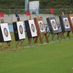 Siedem tarcz ustawionych na murawie