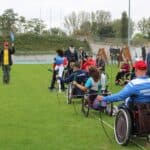 Kierownik strrzelań daje znak do strzału niebieską chorągiewką