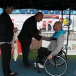 Pan Ryszard Dados wręcza puchar Panu Pawłowi Pawlikowi za zajęcie II miejsca w kategorii Łuki klasyczne 30 m (RMO + RWO)