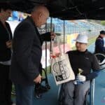 Pan Jakub Byś odbiera puchar i upominek z rąk Pana Ryszarda Dadosa