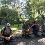 Czterech mężczyzn na tle figury klęczącego Jezusa