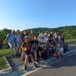 Uczestnicy na tamie przy Jeziorze Myczkowieckim