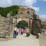 Brama i mury okalające miejsce dawnego klasztoru - foresterium