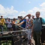 Grupa osób na tarasie widokowym