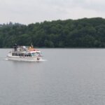 Statek płynący po Jeziorze Myczkowieckim