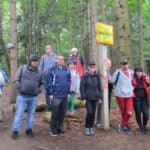 Uczestnicy wycieczki przy słupku granicznym