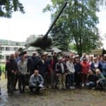 Grupa osób na tle czołgu