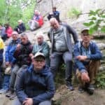 Uczestnicy na tle Kamienia Leskiego