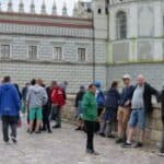Uczestnicy na moście przy bramie wjazdowej do zamku