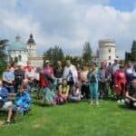 Uczestnicy wycieczki, w tle Zamek w Krasiczynie