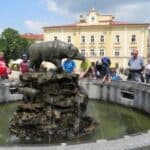 Uczestnicy przy fontannie z niedźwiedziem