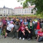 Pamiątkowe zdjęcie przy pomniku Wojaka Szwejka