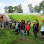 Uczestnicy przy wejściu do fortu