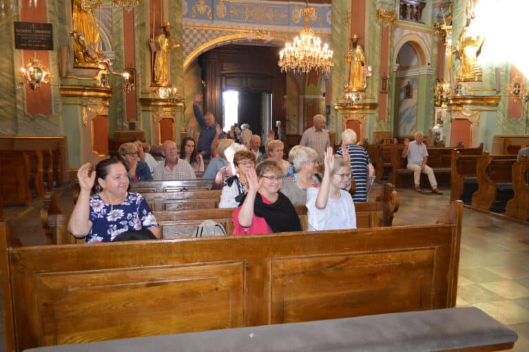 Uczestnicy siedzą w ławkach w Kościele Św. Anny w Lubartowie