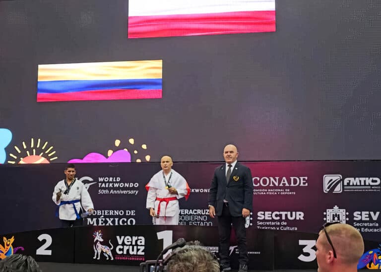 Pan Mariusz Mąka na podium, fot. Polski Związek Taekwondo Olimpijskiego (www.pztaekwondo.pl