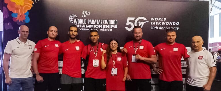 Pan Mariusz Mąka (pierwszy od prawej), fot. Polski Związek Taekwondo Olimpijskiego (www.pztaekwondo.pl